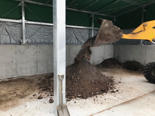 厄介者だった下水汚泥を、鹿児島高専が有効利用のサブ画像4_重機による汚泥の撹拌作業