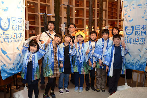 奥尻島で学んだ児童6名や海藻専門家が発表「はこだて海の教室2021活動報告会～未利用海藻の活用～」のサブ画像1_▲発表した子どもたちと専門家、当会スタッフ