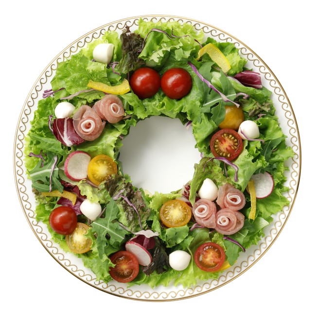 お好みのデコレーションで食卓を華やかに！「クリスマスに作ろう リースサラダ」のサブ画像2_デコレーション例 「生ハムとミニトマトのリースサラダ」
