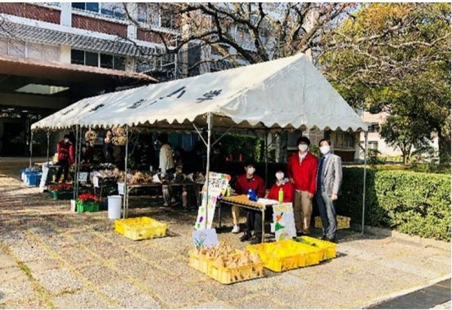 【岡山大学】第45回収穫祭と2021年度農学部フェアを開催しましたのサブ画像3_収穫物販売（農学部1号館正面玄関前）