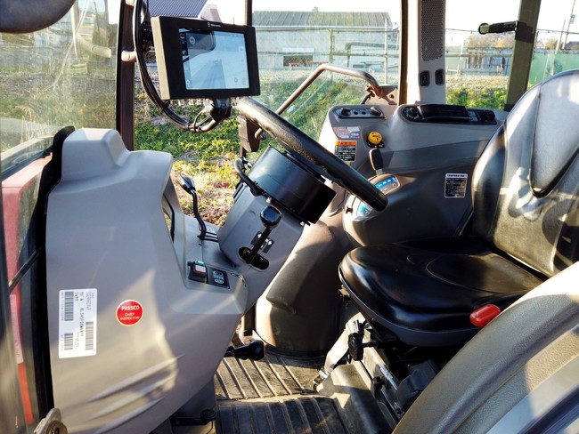 埼玉県のスマート農業を応援！トミタモータースがFJD農機自動操舵システムの取り扱いを開始のサブ画像3_取り付け後の車内状況