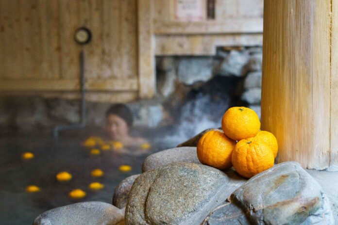 邪を払う幻の果実「じゃばら」で花粉とコロナ除け。昭和レトロな温泉銭湯 玉川温泉で「じゃばら風呂」を開催のメイン画像
