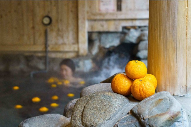 邪を払う幻の果実「じゃばら」で花粉とコロナ除け。昭和レトロな温泉銭湯 玉川温泉で「じゃばら風呂」を開催のサブ画像1