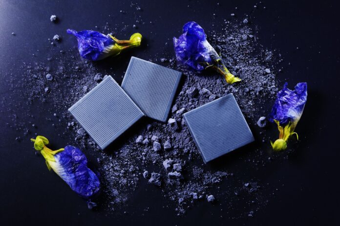 【フェアトレード x ハーブ x チョコレート】 大人気の幸せを呼ぶ青いチョコレートの裏側を捉えたスペシャルムービーを公開「幸せを呼ぶ青いチョコレート CARRE DE BLUE」のメイン画像