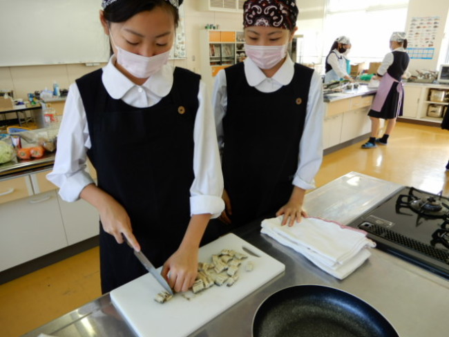 静岡県西部10校57メニューが集結！高校生うなぎ創作料理コンテストが1月25日までWEB開催中のサブ画像1_鰻創作料理の調理実習の様子（第2回うな重高校創作料理コンテスト）