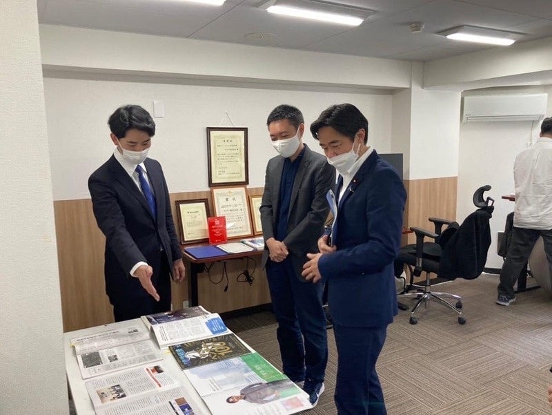 穂坂環境大臣政務官が、サグリ東京本社に来訪。衛星データによる農地状況把握、農地区画及び土壌評価、脱炭素技術の普及に期待のサブ画像1