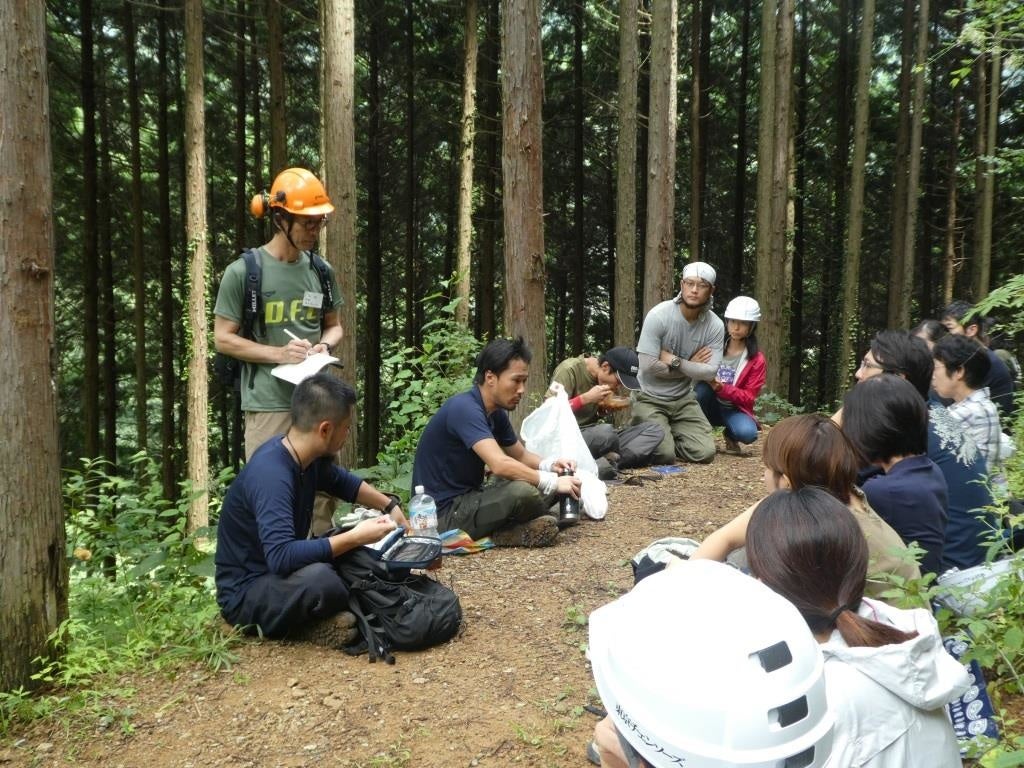 【東京チェンソーズ】小中学校の先生を対象に森林教室開催（檜原村）のサブ画像2_昼食後、森林内での交流。森林・林業に関する質疑応答(2019年)