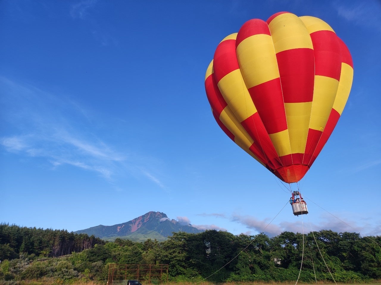 国内初・新地方創生モデル「大学×地方産業インターン」始動。地方の関係人口創出へ。のサブ画像3_京大生が利尻島で初めて気球を飛行させました。