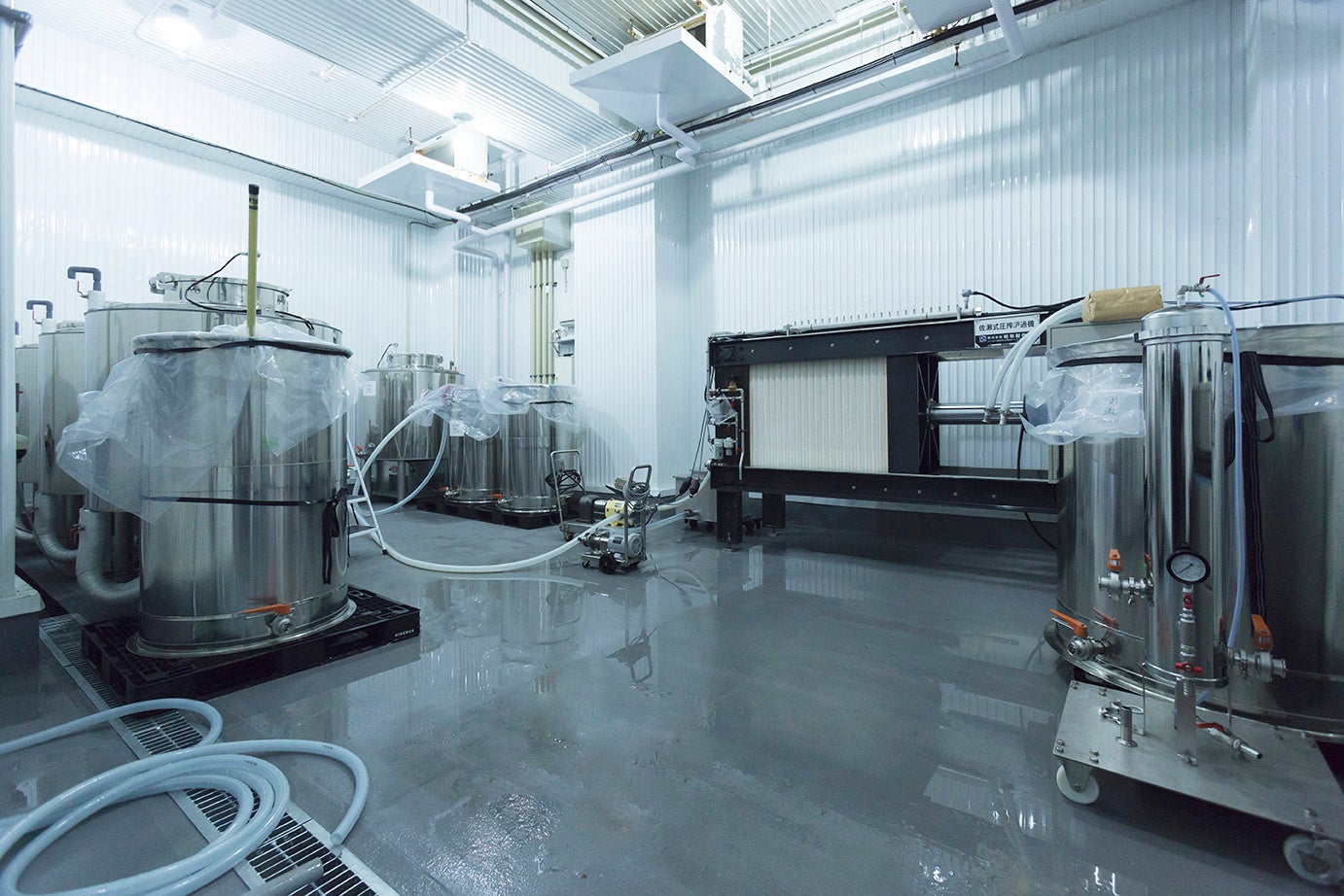 HINEMOS運営の日本酒D2C・株式会社RiceWineがシリーズA総額3億円の資金調達を実施のサブ画像3_2021年、冷蔵倉庫の中に酒蔵を建設。自社で酒蔵を所有し製造から販売までを一貫して手掛けている
