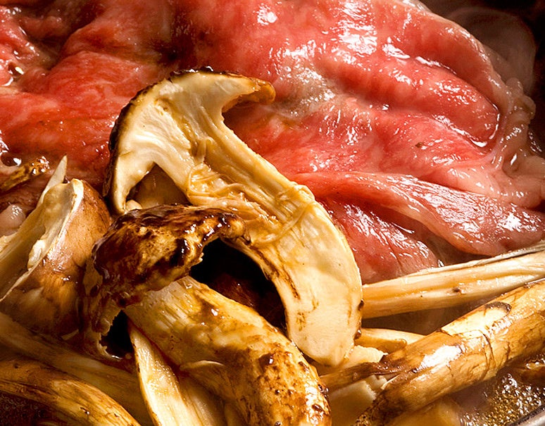 松茸山から出荷開始！高品質を誇る「丹波・摂津の松茸」を うまいもんドットコムでお取り寄せのサブ画像3_良質な和牛ですき焼きが美味