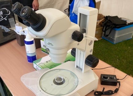 【和牛オリンピックイベントレポート】「和牛受精卵」移植技術のノースブル出展ブースに約2,000人が来場　のサブ画像3_顕微鏡で実物の受精卵を観察