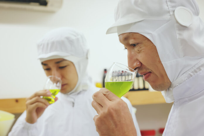 新しい「緑果」の味を求めて小豆島ならではの“農業の可能性”を追究して作った「小豆島産 緑果オリーブオイル」のメイン画像