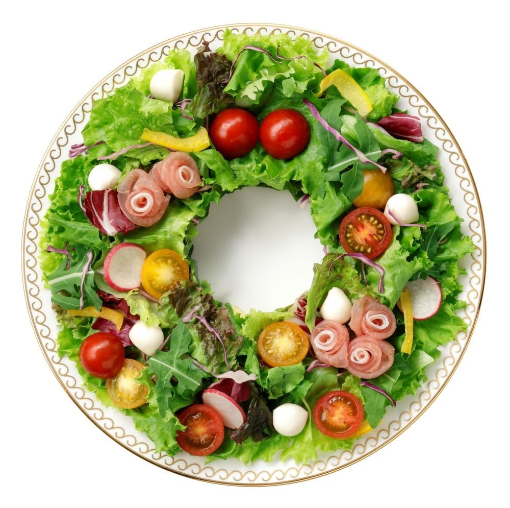 簡単な盛り付けで食卓が華やかに！「クリスマスに作ろう リースサラダ」のサブ画像2_デコレーション例 「生ハムとミニトマトのリースサラダ」