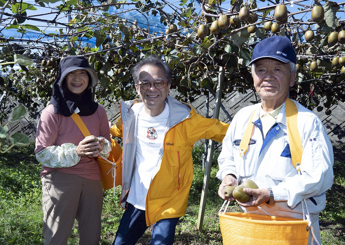 蜜のように甘いキウイフルーツ。愛媛県のぽぽ農園からレインボーレッドをお取り寄せのサブ画像5_▲写真 両端 ぽぽ農園 高橋孝史さん夫妻・(株)食文化代表 萩原