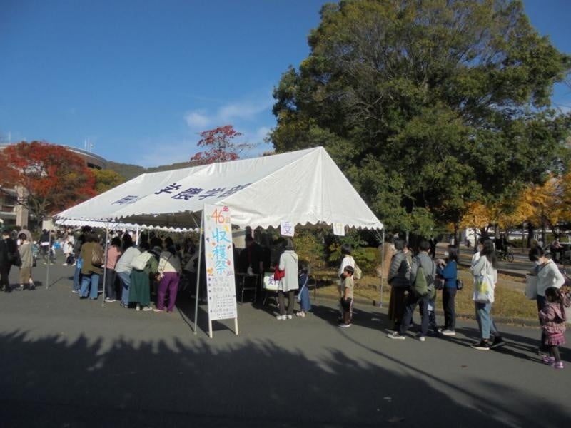 【岡山大学】第46回収穫祭、農学部フェアを3年ぶりに公開実施しましたのサブ画像2_入場受付（南北道路　J-テラス付近まで長蛇の列）