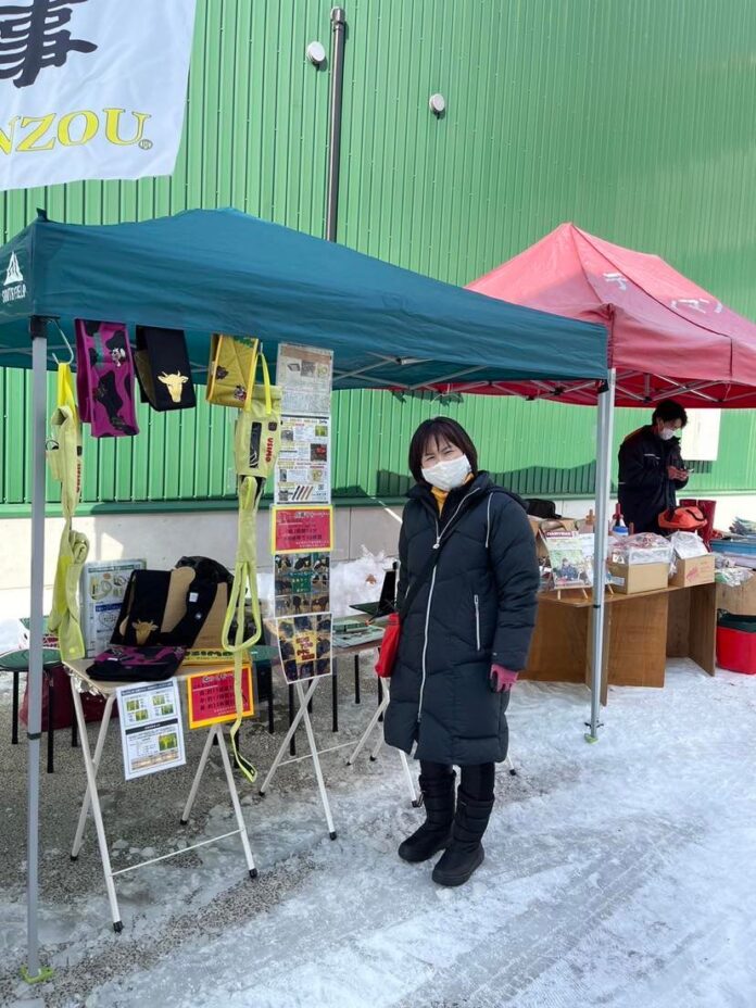 【鹿児島に今季初上陸】子牛の防寒着USIMOの「+3℃コート」、2月15日～17日に肝属中央家畜市場に出店のメイン画像