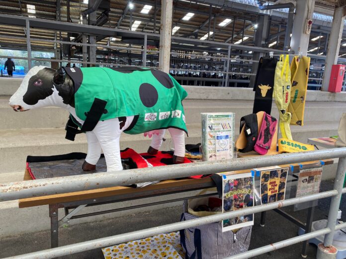 犬だけでなく「ウシも」服を着る時代に。​牛用防寒着「USIMO」、淡路島のJA展示会に出展のメイン画像