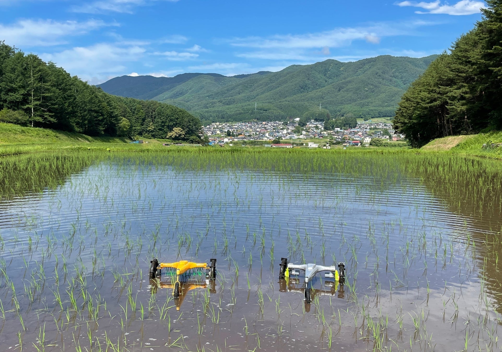 ”農家のロボットシェア”で全国の地域農業を支援。GPS搭載自動除草ロボットで重労働をスマート化。農家の収益化＆無農薬化促進の実証実験を開始！プロジェクト参加者の募集受付と「ミズニゴール2.0」提供開始のサブ画像3_2022年実験の様子
