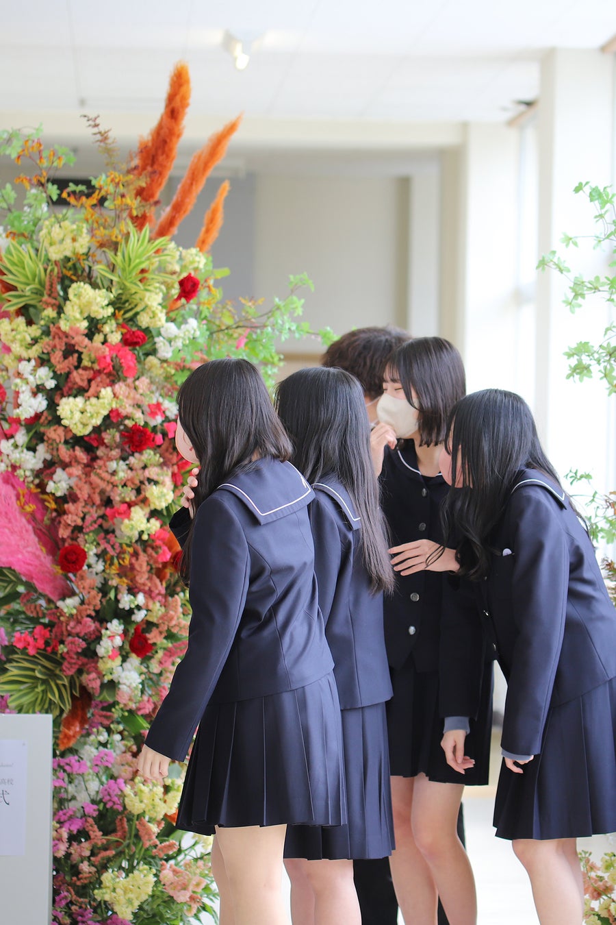 学生たちの花ひらく未来を祝福！花農家と花屋が贈る『卒業式フラワーフォトブース』のサブ画像4_卒業生たちも興味津々。