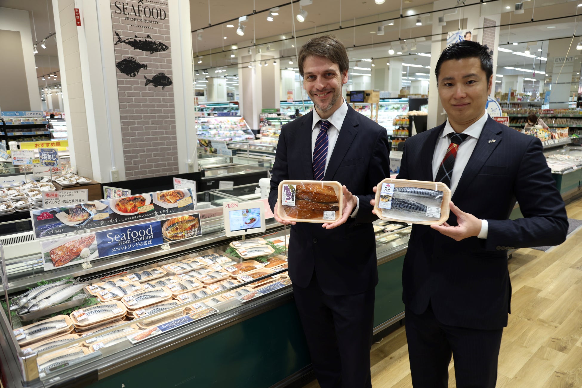 プレミアムなスコットランド産サバのサブ画像2_ＳＤＩの吉田上席商務官（食品・飲料担当）（右）とアジア太平洋地域投資担当副責任者ベングソン氏（左）