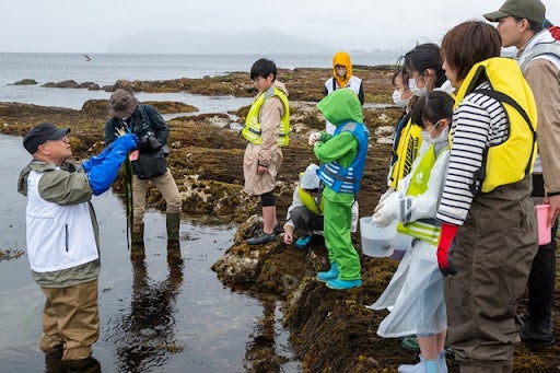海岸を歩いて海藻に触れ、海藻ランチや板海苔作りでその活用法を学ぶ「子ども海そうアカデミー　春の海そうの森探検隊」を開催しました！のサブ画像3