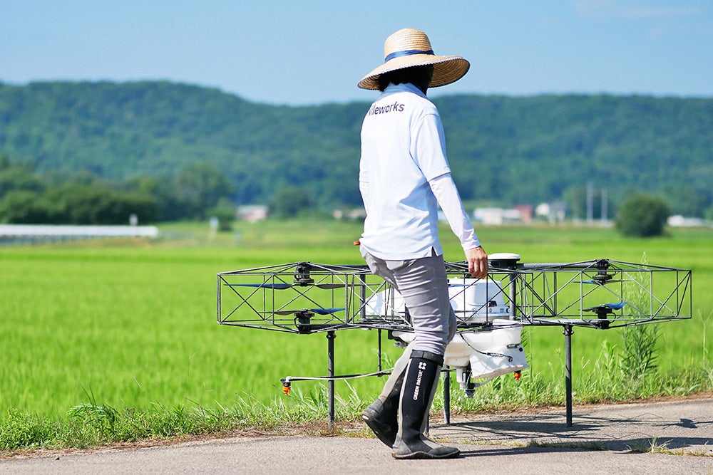 ナイルワークス、北海道・東北に「農業DX」推進拠点を開設のサブ画像4_飛行に立ちあうナイルワークスの女性スタッフ