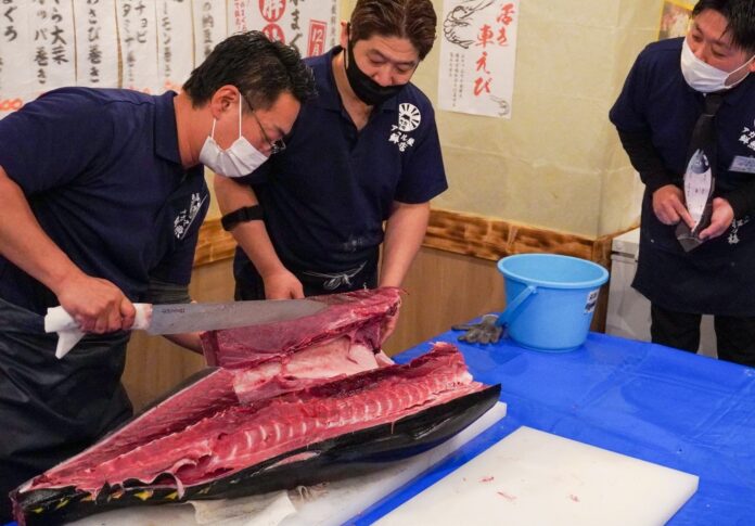 『アカマル屋鮮魚店 大宮すずらん通り店』の人気イベント、迫力満点、生本マグロの解体ショー＆即売会を7月29日（土）14時～開催いたします！のメイン画像