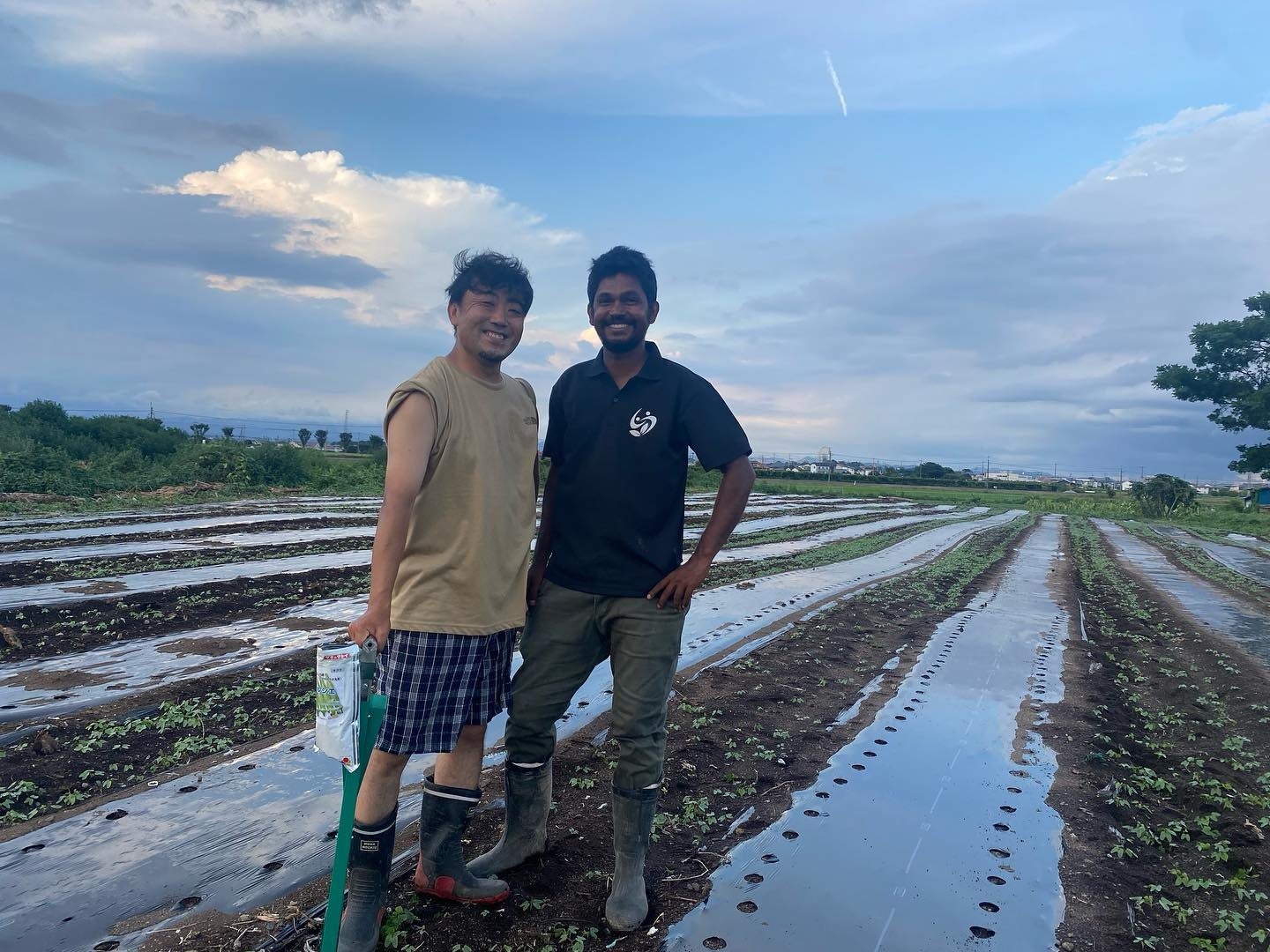 農業フランチャイズモデル「Cool Connect」1ヶ月で6件のFC農家誕生！9月から埼玉県でサービス開始のサブ画像2_（左）新規参入した大崎さん。右はクールコネクト栽培責任者のシャシカ