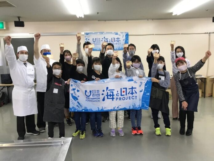 10組20名の親子が地引網に挑戦し「アジ」と「ひらめ」をさばいて調理！『日本さばける塾 in 青森』の参加者を募集！のメイン画像