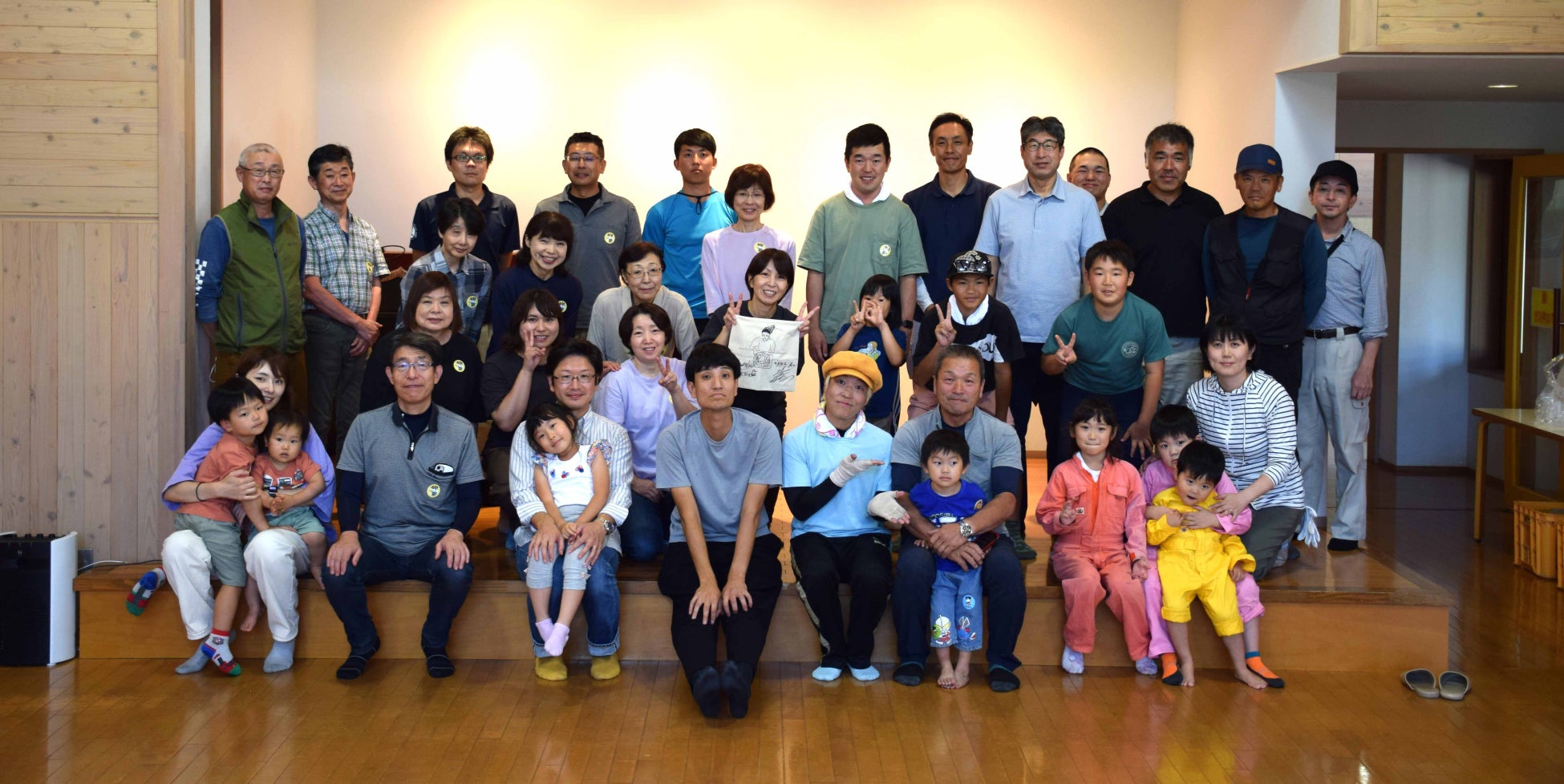 山形県金山町で落花生の収穫イベント開催！のサブ画像11_参加者による記念の集合写真