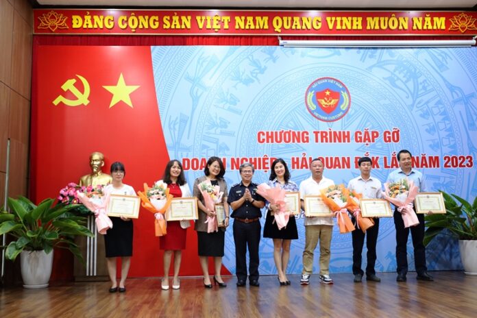 弊社ベトナム法人AGRIEXが、ベトナムで開催された「2023年税関・企業対話会議」において功績証明書を受彰のメイン画像