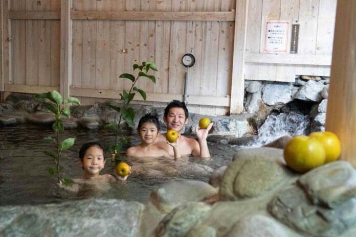 昭和レトロな温泉銭湯 玉川温泉とおふろcafe 白寿の湯にて、夏のお風呂イベント「梨の葉風呂」を実施のメイン画像