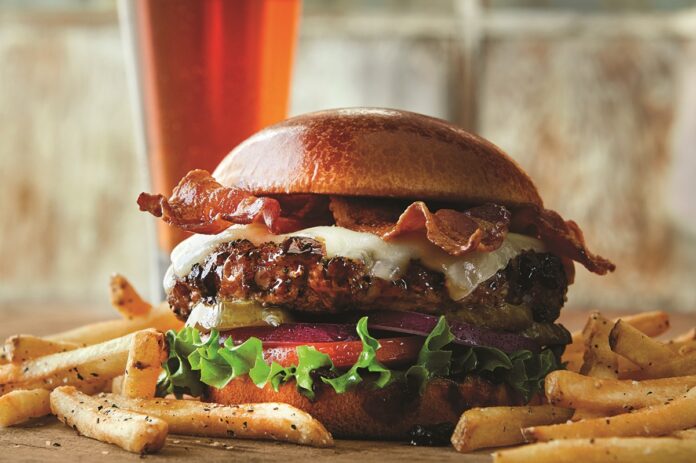 【TGI フライデーズ】GRILL THE WORLD ! 世界がかぶりつくバーガー祭『インターナショナル・バーガー・デー』のメイン画像