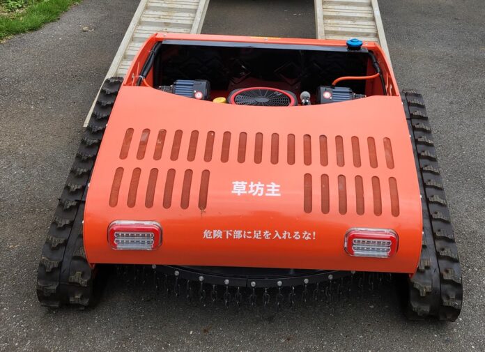 ラジコン草刈り機「草坊主」新モデル6月5日発売！ ノコギリ刃搭載で粉砕力が劇的進化、16馬力ラジコン草刈り機のメイン画像