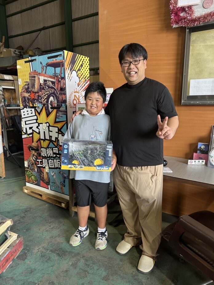 【話題】農機具王・三重店の「農ガチャ」で大当たり！お小遣いで挑戦した小学生がジョンディアのミニカーをゲット！のメイン画像