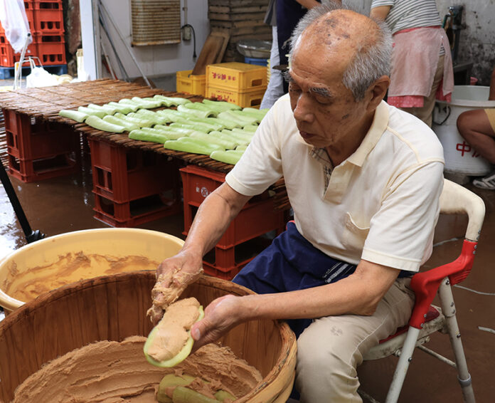 高槻市特産「服部越瓜（しろうり）」の漬け込み作業が最盛期のメイン画像