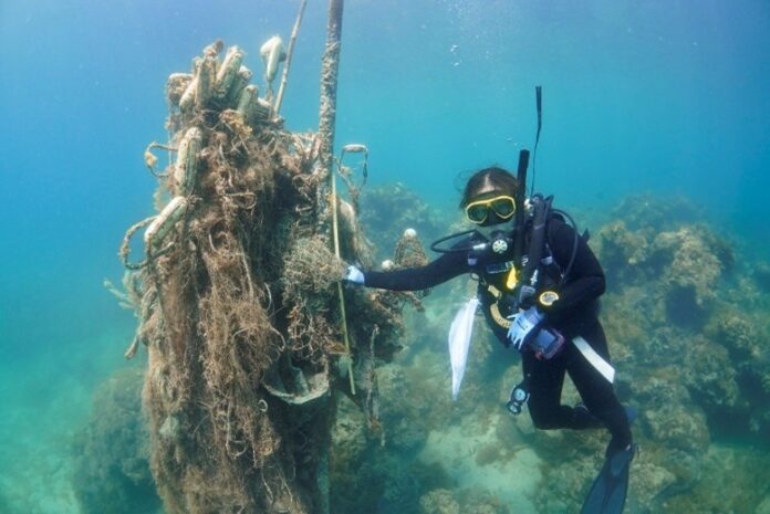 WWFジャパン「ゴーストギア調査隊」、高さ3メートル・幅１メートルの巨大な漁業系プラスチックごみの塊を海中から引き上げのメイン画像