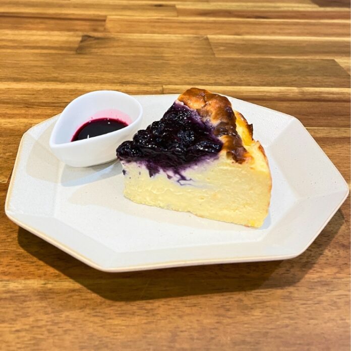 果実ごろごろ×とろける口どけ｜ブルーベリー農家直営カフェが贈る「ブルーベリーバスクチーズケーキ」のメイン画像