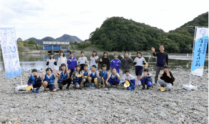 岐阜市立藍川北学園 長良川の伝統漁「瀬張り網漁」を学ぶ体験学習のメイン画像